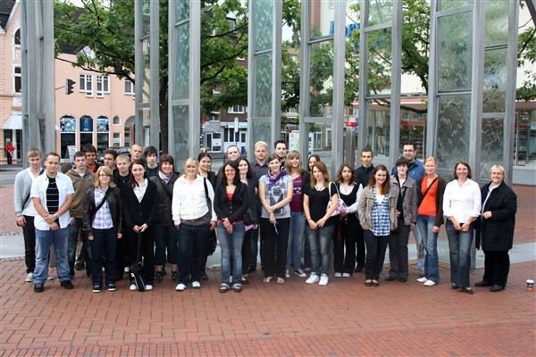 Ein Großteil der Auszubildenden besichtigte städtische Einrichtungen, begleitet von Tanja Gaspers (2.v.r.) und Anna Richter (rechts).