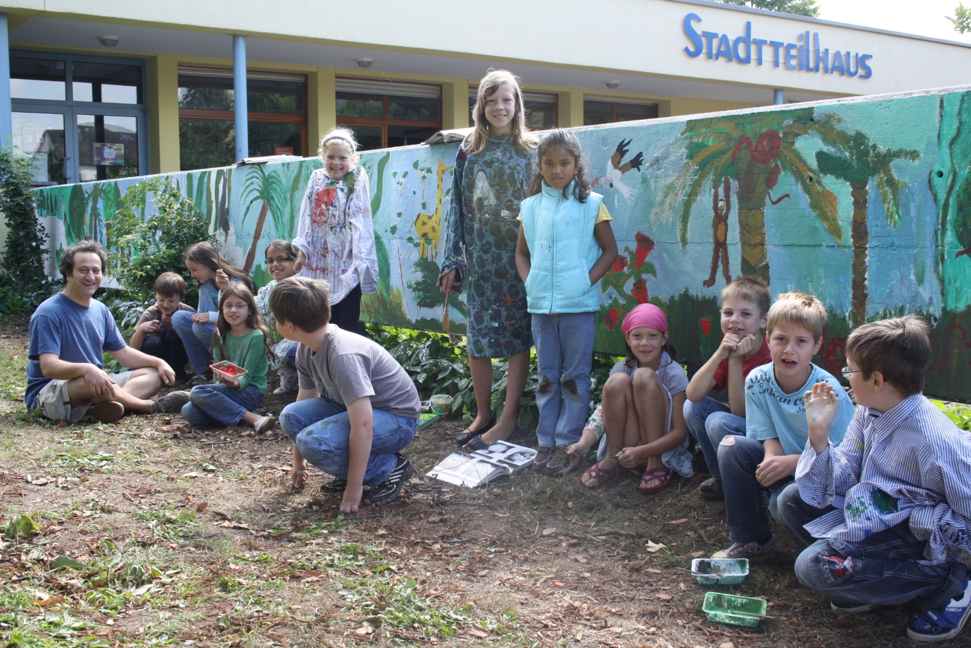 Kazem Heydari am Boden: Junge Nachwuchs-Künstler malten den Urwald im Stadtdschungel.