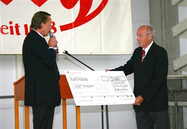 Keine kleinen Brötchen: Eine große Spende überreichte Geschäftsführer Hans-Jochen Holthausen (links) Troisdorfs Vize-Bürgermeister Manfred Catrin beim Richtfest in Camp Spich.