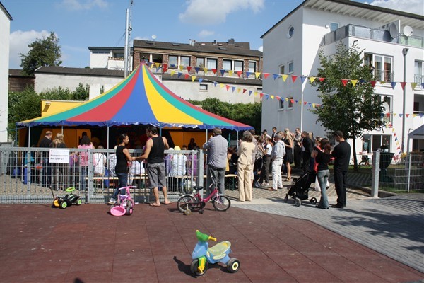 Zirkus zur Eröffnung: Im Gebäude rechts im Erdgeschoss befindet sich die neue Begegnungsstätte.