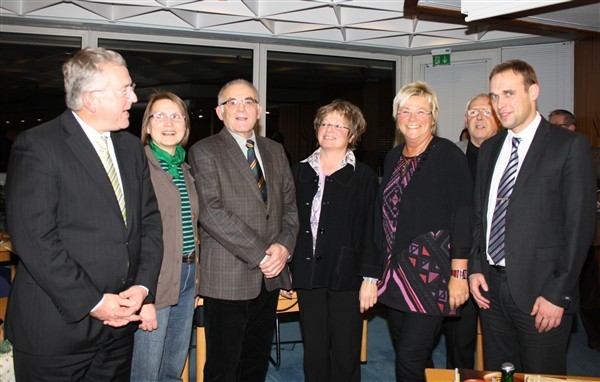 Gratulation: v.l. Bürgermeister Klaus-Werner Jablonski mit den Oberlarer Stadtratsmitgliedern Edith Geske (Bündnis 90/Die Grünen), Ortsvorsteher Alfons Weißenfels (CDU), Angela Pollheim (SPD), Birgit Biegel (SPD) und Timo Keiper (CDU).