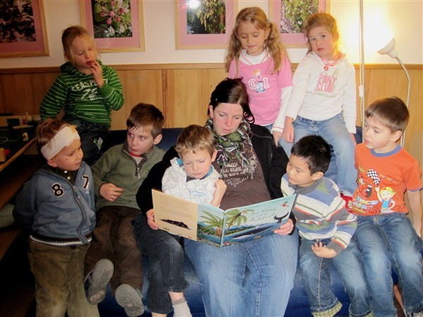 Gemeinsam zuhören am Vorlesetag: Erzieherin Karina Weber mit den Kindern in der Kita Daimlerstraße.