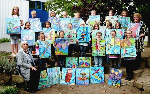 Gestalteten gemeinsam den blauen Baum: Kinder der Siegauenschule mit Ingrid Walbröl (links) und Brigitta Weber.