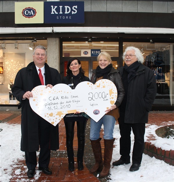 Hohe Spende mit Doppelherz: v.l. Bürgermeister Klaus-Werner Jablonski, Nadja Gohlke, Astrid Rohde und Jürgen Busch vor dem Geschäft für Kinderbekleidung.