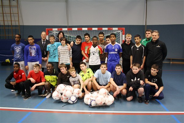 Training mit ehemaligen Bundesliga-Profis: Die Schüler der Hauptschule Troisdorf mit v.r. Marcel Witeczek und Michael Klinkert.