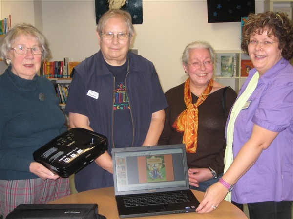 Überraschung in der Stadtbibliothek: v.l. Eva-Maria Hyna, Helga Kuhr, Ingeborg Haase übergaben Heidrun Heizmann die neue Technik.