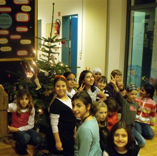 Freuten sich über das vorweihnachtliche Geschenk: Besucherinnen des Mädchentags vor dem Weihnachtsbaum.