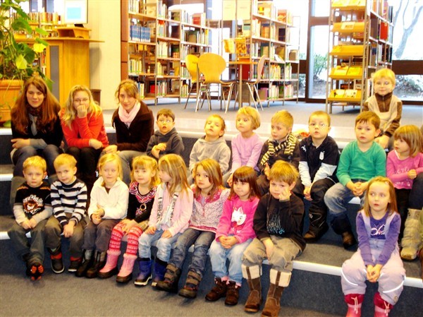 Eschmarer Kinder lauschten in der Sieglarer Bücherei andächtig der Geschichte vom Osterweihnachtsbaum.