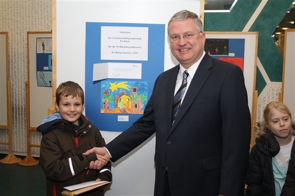 Gratulation zum gelungenen Bild: Bürgermeister Klaus-Werner Jablonski mit Fabian Blitz aus Eschmar.