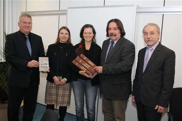Stolz auf den ersten Denkmalpflegeplan: v.l. Bürgermeister Klaus-Werner Jablonski, Tanja Gaspers, Marianne Vogt-Werling, Professor Michael Werling und Kulturausschuss-Vorsitzender Horst-Peter Jung.