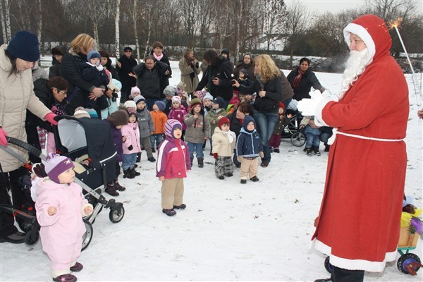 Feier im Freien: Tagesmütter und ihre Schützlinge begrüßten den Nikolaus im Stadtteilpark FWH.