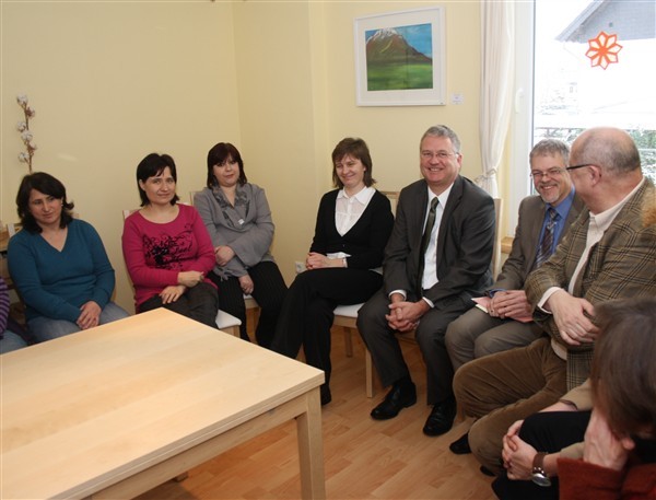 Gäste im Mehrgenerationenhaus: v.r. Rolf Bertsche, Ralf Holtkötter und Bürgermeister Klaus-Werner Jablonski mit einigen Teilnehmerinnen des Projekts für Hartz-IV-Empfängerinnen.