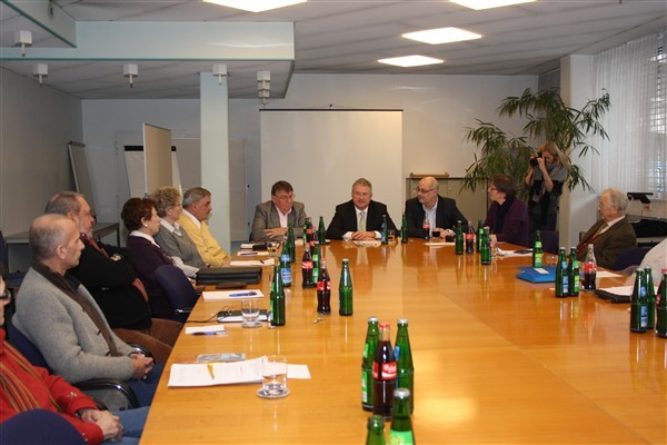 Am "runden Tisch": links Joachim Haas, rechts Paul Brachthäuser, Mitte v.l. Werner Zander, Bürgermeister Jablonski und Sozialamtsleiter Rolf Bertsche.