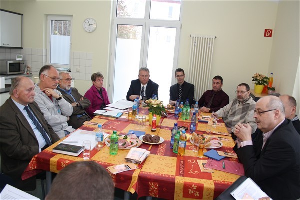 Am „runden Tisch“: vorne links Clemens Bruch, 4.v.l. Gabi Schmidt, daneben Bürgermeister Klaus-Werner Jablonski, vorne rechts Rolf Bertsche erörterten mit anderen Beteiligten das Projekt.