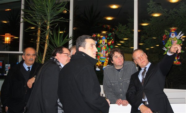 Beigeordneter Wolfgang Fuchs (rechts) mit Mitarbeiter Bernhard Gatzke und Kandidaten für den Integrationsrat während der Wahlparty.