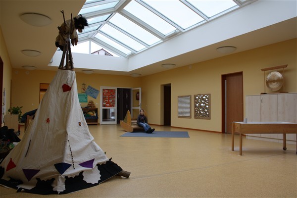 Die lichtdurchflutete Halle der neuen Kita Am Wasserwerk.