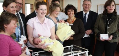 Freude im Sieglarer Krankenhaus über Babys und Präsente von Stadt und Stadtwerken.