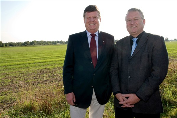 Regierungspräsident Hans-Peter Lindlar (links) und Bürgermeister Klaus-Werner Jablonski besichtigten 2009 die Trasse der Ortsumgehung.