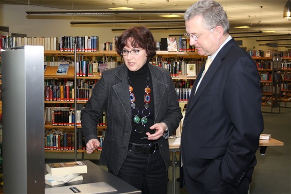 Mehr Kundenservice: Bibliotheksleiterin Angelika Keller erläuterte Bürgermeister Klaus-Werner Jablonski die neue Technik.