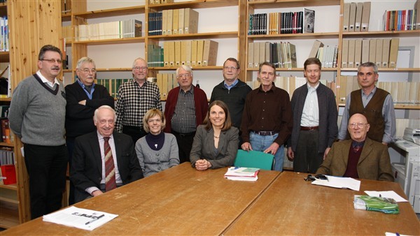 Einsatz für den Erhalt der Troisdorfer Denkmäler: sitzend v.l. Kurt Schneider, Anne-Marie Knebel, Tanja Gaspers und Matthias Dederichs, dahinter v.l. Andreas Alder, Hans Günter Rottland, Dieter Scholl, Heribert Müller, Hermann Müller, Harald Düppenbecker, Klaus Dettmann und Thomas Ley.