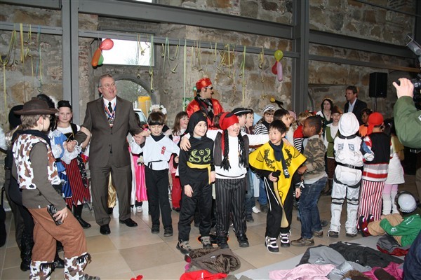 Karnevalsstimmung auf Burg Wissem: Bürgermeister Klaus-Werner Jablonski begrüßte die Kinder musikalisch.