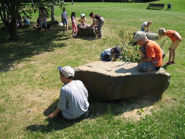 Viel Stein, viel Zeit, viel Steinzeit: Kinder beim Steinzeit-Projekt im Stadtteilpark FWH im letzten Jahr.