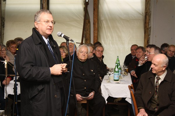 Stolz auf den Neubau des Fischerei-Museums: Bürgermeister Klaus-Werner Jablonski, rechts dahinter sitzend 1. Brudermeister Willi Engels.