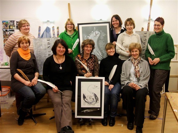 Schwanengesang: Die Kalligrafinnen der Schwanen-Bilder mit Kursleiterin Nicola Denuell (stehend 3.v.r.).