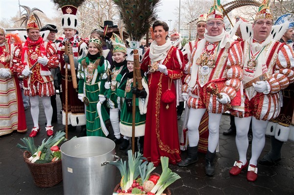 Rathauserstürmung mit Gemüse: v.l. das Dreigestirn aus Spich, das Kinder-Dreigestrin aus Oberlar, das Prinzenpaar aus Troisdorf-Mitte und der Sieglarer Prinz.