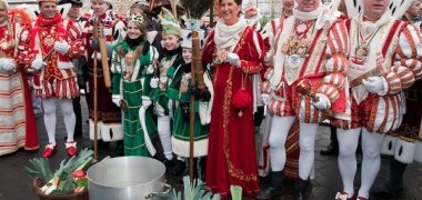 Rathauserstürmung: Dreigestirn Spich, Kinder-Dreigestirn Oberlar, Prinzenpaar Troisdorf, Sieglarer Prinz.