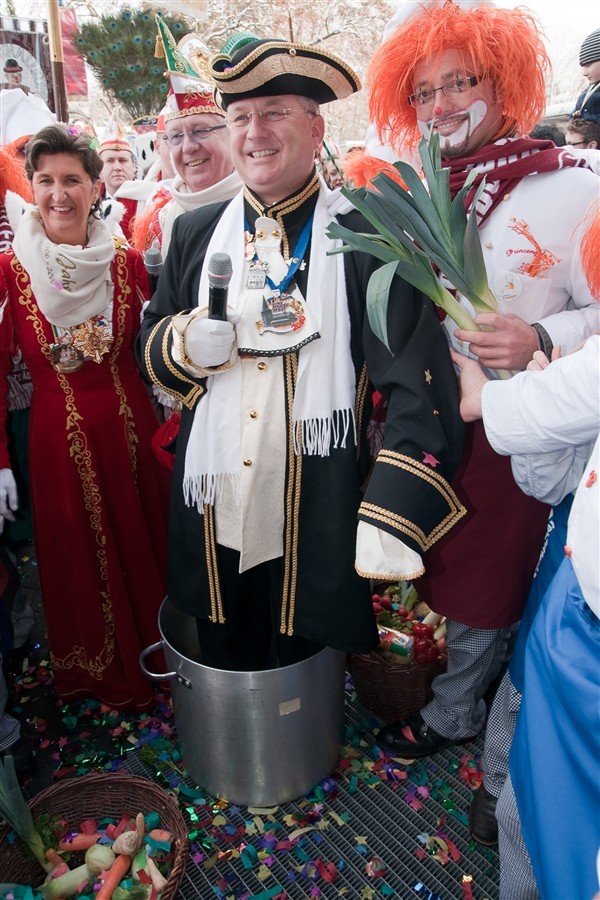 Rathauserstürmung: Dreigestirn Spich, Kinder-Dreigestirn Oberlar, Prinzenpaar Troisdorf, Sieglarer Prinz.