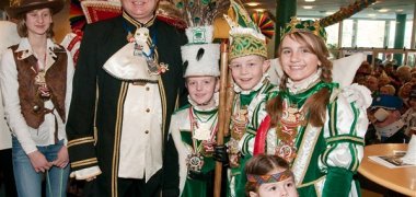 Bürgermeister Jablonski mit dem Oberlarer Kinder-Dreigestirn Jo, Max und Pia Dobelke