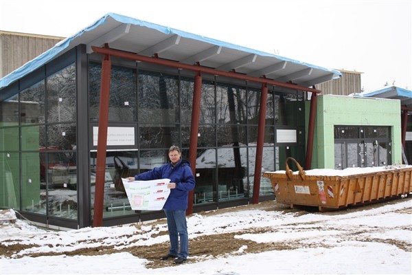 Zufriedener Schulleiter: Gerhard Fischer vor dem neuen Anbau der sanierten Aula des Gymnasiums Zum Altenforst.