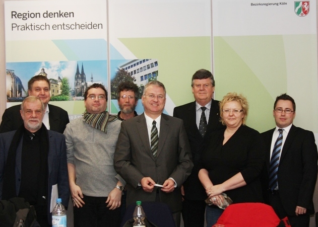 Foto: v.l. Uwe Göllner (SPD), Technischer Beigeordneter Heinz-Christian Lehmann, Thomas Möws (Bündnis90/Die Grünen), Wolfgang Aschenbrenner (Die Linke), Bürgermeister Klaus-Werner Jablonski, Regierungspräsident Hans-Peter Lindlar, Beate Schlich (CDU) und Sebastian Thalmann (FDP) vor dem Gespräch in der Bezirksregierung