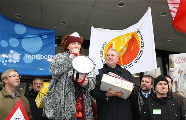 Kundgebung vor dem Troisdorfer Rathaus nach der Demonstration, in der Mitte mit Megaphon Sabine Krüger, daneben Bürgermeister Klaus-Werner Jablonski.