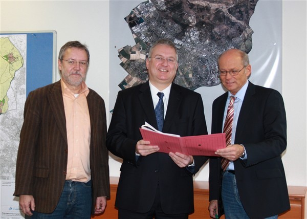 Stolz auf Troisdorfer Ganztag: v.l. Schulamtsleiter Karl-Heinz Theus, Bürgermeister Klaus-Werner Jablonski und Schuldezernent Heinz Eschbach.