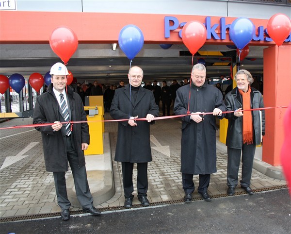 Parkhaus feierlich eröffnet: v.l. Arne Haeger, Baufirma Goldbeck, öPA-Geschäftsführer Peter Klein, Bürgermeister Klaus-Werner Jablonski und Architekt Prof. Ulrich Coersmeier.