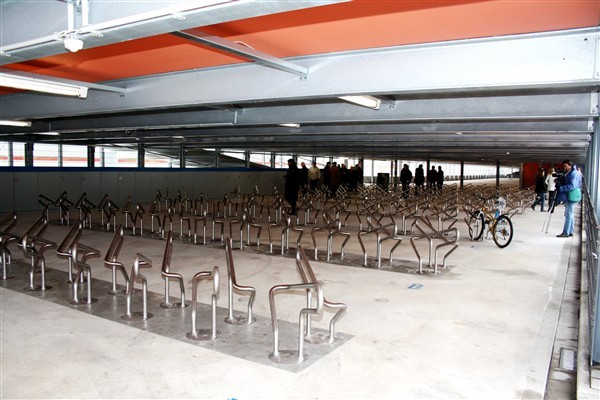 Die neunen Fahrradständer des Parkhauses