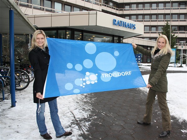 Zeigen Flagge: Petra Schneider (links) und Alexandra Speith mit der neuen Hissflagge.
