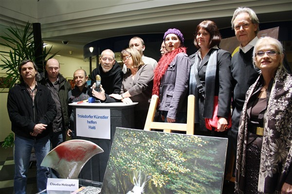 Troisdorfer Künstlerinnen und Künstler freuten sich über das gute Spendenergebnis der Auktion für Haiti.