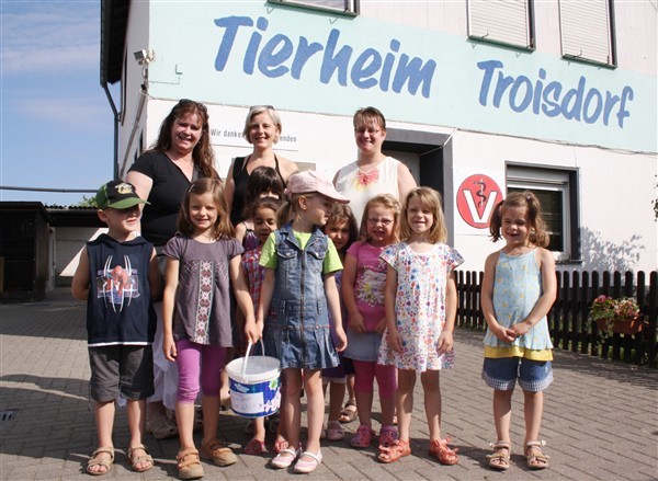 Stolze kleine Spendensammlerinnen und -sammler: Die Kinder mit dahinter v.l. Anja Rösinger, Stefanie Kirsten und Anja Koschnick.