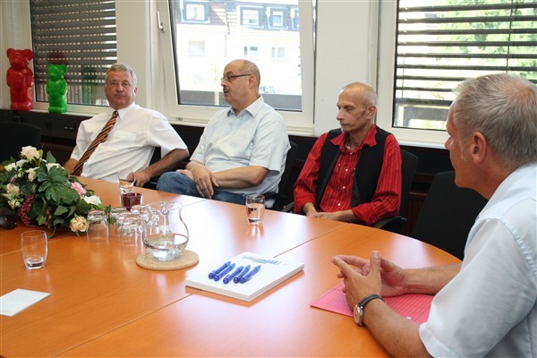 Im Gespräch über die Arbeit des Behinderten-Beauftragten: v.l. Bürgermeister Klaus-Werner Jablonski, Sozialamtsleiter Rolf Bertsche, Joachim Haas und Sozialdezernent Wolfgang Fuchs.