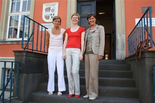 Neue Stipendiatin auf Burg Wissem: v.l. Museumsleiterin Maria Linsmann, Künstlerin Katrin Stangl und VR-Bank-Mitarbeiterin Andrea Schrahe.