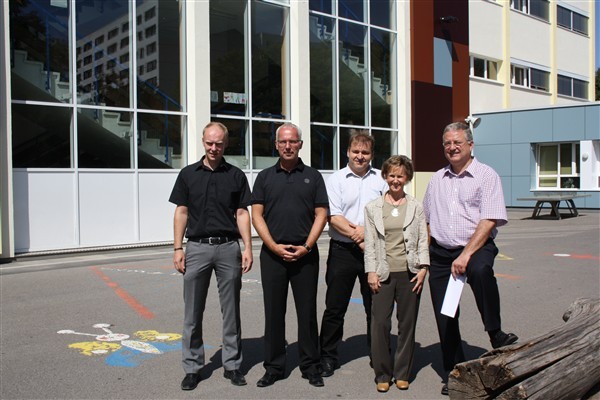v.l. Jens-Peter Gütig und Heiko Schmidt vom Architekturbüro Schmidt, Peter Damaschek vom städtischen Gebäudemanagement, Schulleiterin Ursula Zink und Bürgermeister Klaus-Werner Jablonski.