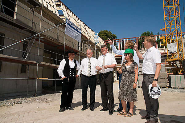 v.l. Zimmermann Thomas Mandt, Bürgermeister Klaus-Werner Jablonski, Regierungspräsident Hans-Peter Lindlar, Reimar Molitor, Büro Regionale 2010, Wahner-Heide-Expertin Ulrike Tesch und Architekt Martin Schneider.
