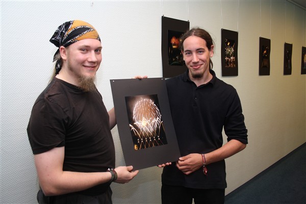 Zeigen ihre Lichtbilder im Rathaus: Martin Scheffler (links) und Fabian Gocht sind begeisterte Feuerwerks-Besucher.