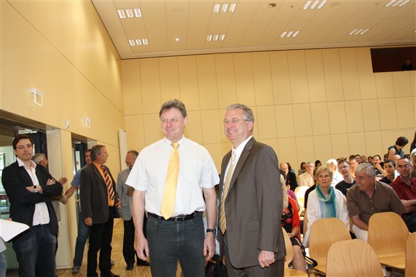 Bürgermeister Klaus-Werner Jablonski (rechts) und Schulleiter Gerhard Fischer begrüßten viele Gäste in der neuen Aula Am Altenforst.