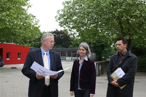 Planen eine gründliche Sanierung: v.l. Bürgermeister Klaus-Werner Jablonski, Schulleiterin Martina Schwarz und Gunnar Ohrndorf, Leiter des Amtes für Gebäudemanagement, Straßen und Grünflächen.
