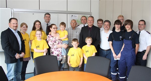Spenden in bar für die Helferschar: Bürgermeister Klaus-Werner Jablonski und Ortsvorsteher Alfons Bogolowski (Mitte) übergaben den Jugendgruppen von DRK, DLRG und Feuerwehr im Rathaus jeweils eine Spende.
