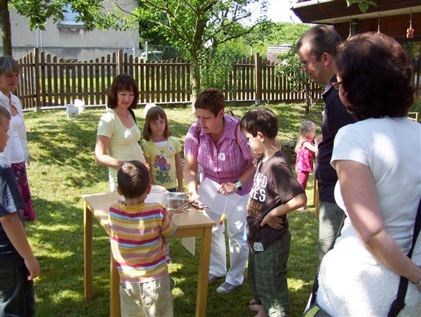 Kinder, Eltern und Erzieherinnen betrachten den Alltag in der Kindertagesstätte Rübkamp mit naturwissenschaftlich geübtem Blick.